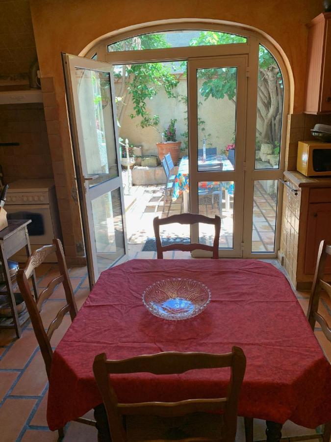 איגוס-מורטס La Maison Sur La Place מראה חיצוני תמונה
