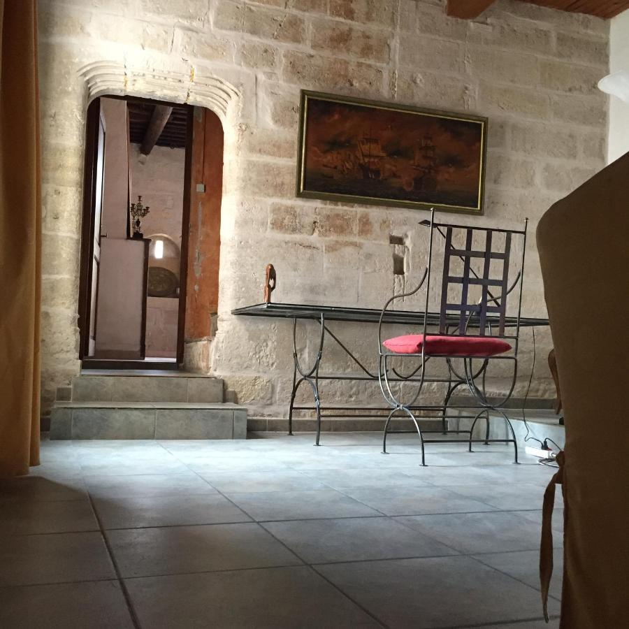 איגוס-מורטס La Maison Sur La Place מראה חיצוני תמונה