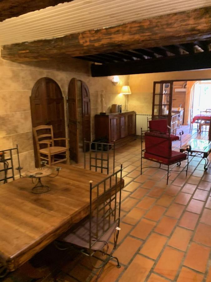 איגוס-מורטס La Maison Sur La Place מראה חיצוני תמונה